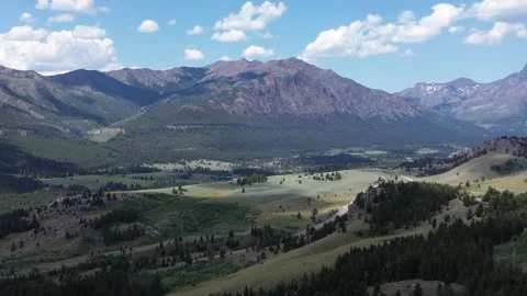 Mountain Scenery Along The Beartooth Highway In Wyoming Vidéo 319339804