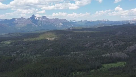 Mountain Scenery Along The Beartooth Highway In Wyoming Vidéo 319339851