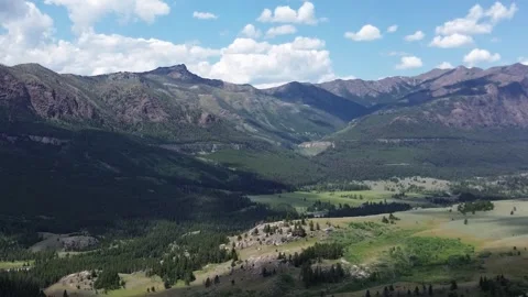 Mountain Scenery Along The Beartooth Highway In Wyoming Video stock 319339927