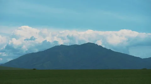 A mountain shrouded in clouds Vidéo 245252215