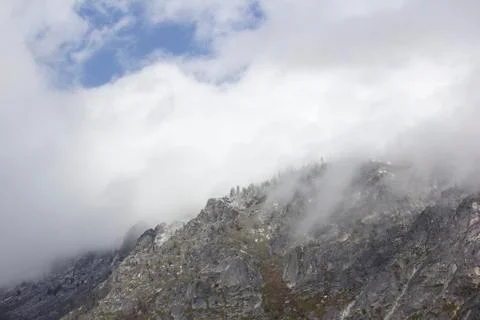Mountain side with clouds rolling in Foto stock