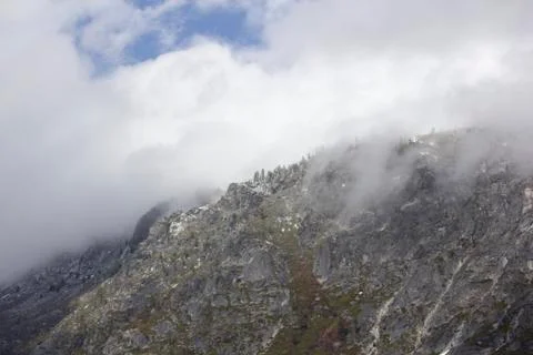 Mountain side with clouds rolling in Foto stock