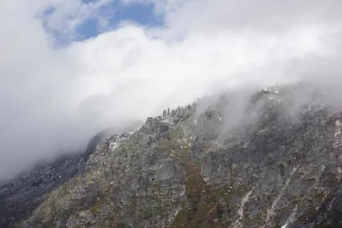 Mountain side with clouds rolling in Foto stock