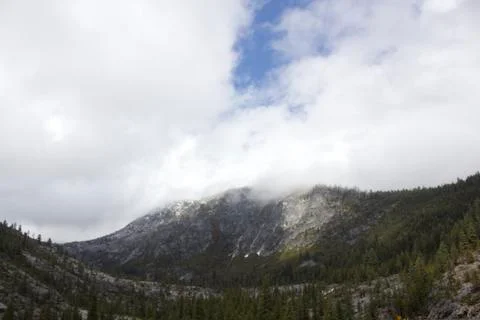 Mountain side with clouds rolling in Foto stock