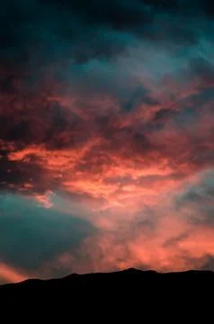 Mountain silhouette on abstract dramatic clouds background Stock-Fotos