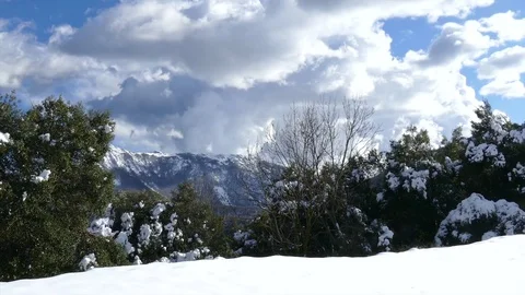 Mountain, snow and clouds. Vídeos de archivo 82562964