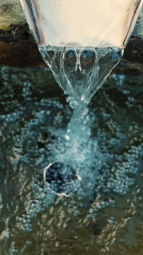 A mountain spring. Drinking water for animals. A stone waterfall. A trough Vidéo 316464351