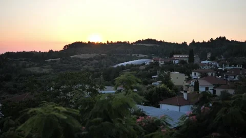 Mountain stands majestically under beautiful sunset with nature embracing fading Vidéo 280305602