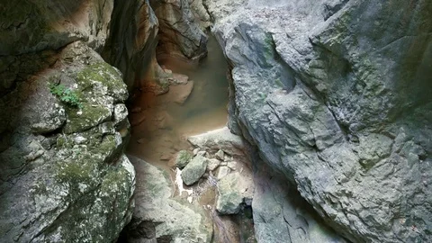 Mountain stream in the bottom of a gorge Vídeos de archivo 81537715