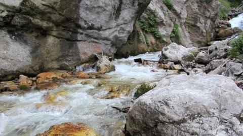 Mountain stream camera tracking 库存影片 28783136