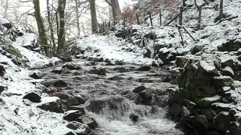 Mountain stream cascading through winter landscape Stock-Footage 45147289