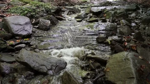 The mountain stream flows rapidly down to the stone 4 k Stockbeeldmateriaal 138868423