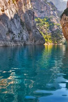 Mountain stream The river Verdon on the average current, between high wall... Foto stock
