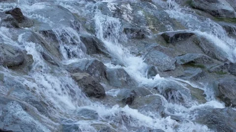 Mountain stream. Water flowing between the rocks. 库存影片 166317257