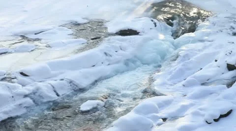 Mountain streamlet  an winter Vidéo 18153640