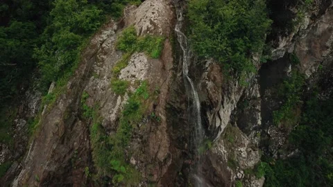Mountain streams come together and form a mountain river, top view Vidéo 201036863