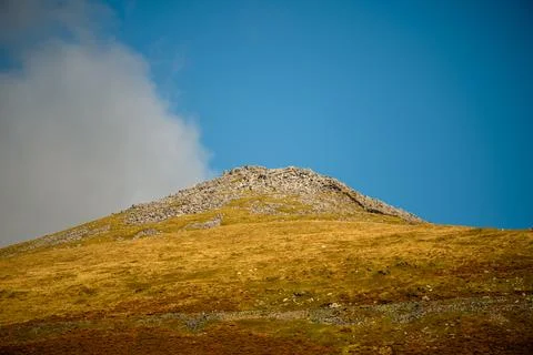 Mountain summit under clear blue sky in Snowdonia, Wales Foto stock