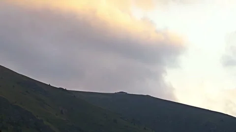 Mountain sunset dawn time lapse with yellow sky ans clouds Stock-Footage 44519241