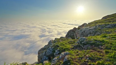 Mountain sunset over clouds. Misty nature landscape scene.  库存影片 308236774