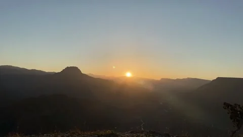 Mountain Sunset Time-Lapse — Sun Setting Behind Peaks Vídeos de archivo 319648674