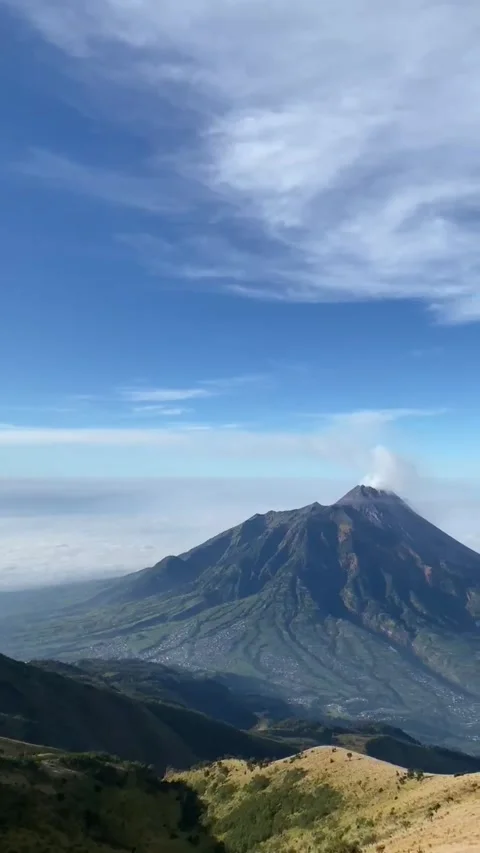 This mountain is surrounded by beautiful white clouds Video stock 285606316