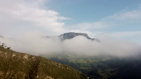 Mountain surrounded by clouds Stock-Footage 172279627