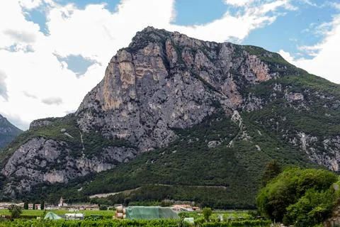 A mountain surrounded by clouds Fotos Stock