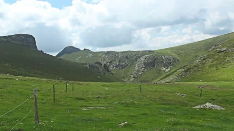 Mountain Time lapse with clouds moving rolling over green hills and valleys Vídeos de archivo 51564451