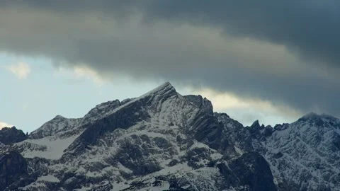 Mountain Time Lapse Featuring Drifting Clouds over a Rocky Snowy Peak Vidéo 331166443