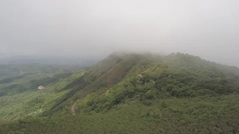 A mountain top covered in mist. 스톡 동영상 86895395