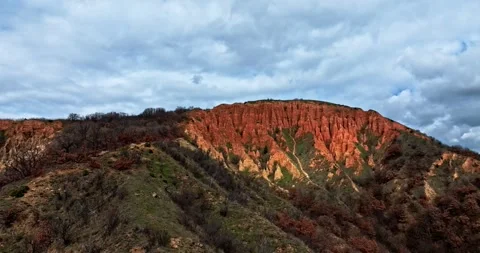Mountain Top Red Clay Sand Tundra Dune Cloudy Day Rotate Zoom Out Stock Footage 289409586