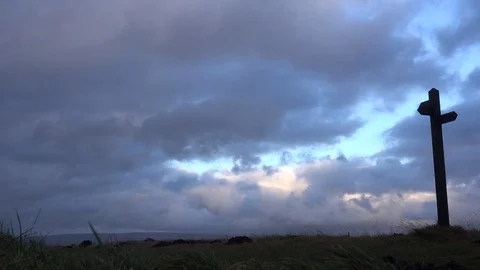 Mountain top time lapse with direction post UK England 4K Stock-Footage 100656233