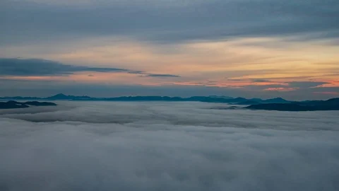Mountain top view of clouds moving swiftly - Time lapse 動画素材 118578838