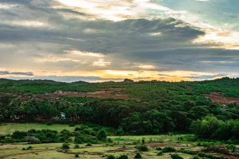 Mountain top view of hill range with clouded sky at evening Foto stock
