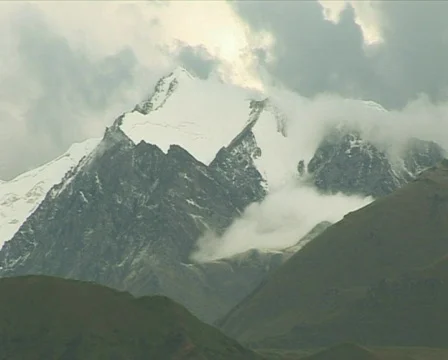 The Mountain tops 18 P Video stock 357698