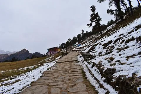 Mountain trail path with snow in winter at Tungnath trek Uttarakhand India Fotos de archivo