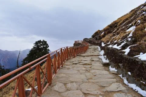 Mountain trail path with snow in winter at Tungnath trek Uttarakhand India Fotos de archivo