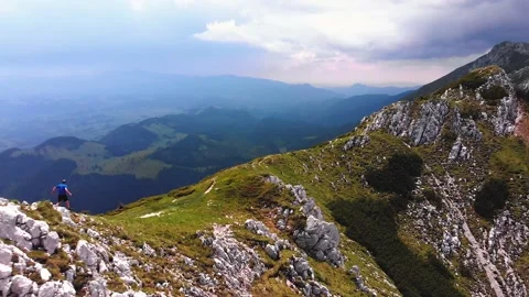 Mountain trail runner running on the Piatra Craiului ridge in Romania 库存影片 130853547