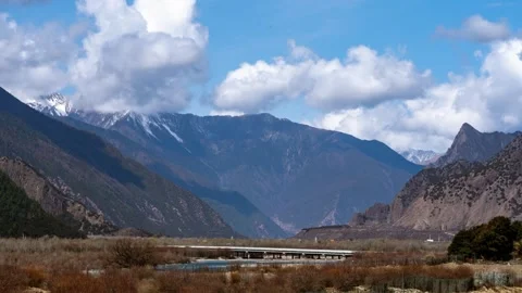 Mountain valley bridge beneath clouds in the Yarlung Zangbo area in Tibet Vidéo 345884418