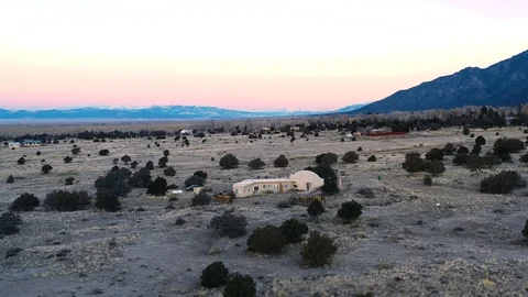 Mountain Valley Home Sunrise Drone Shot 4K 스톡 동영상 100346053