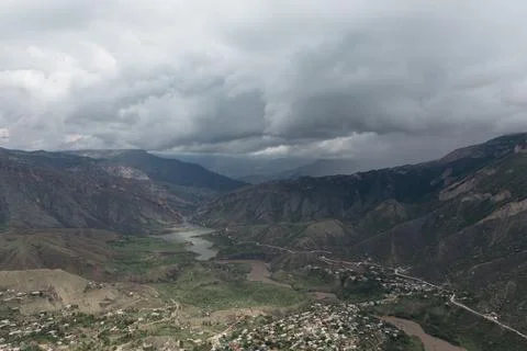 Mountain valley landscape in Dagestan with river and dramatic storm clouds Foto stock