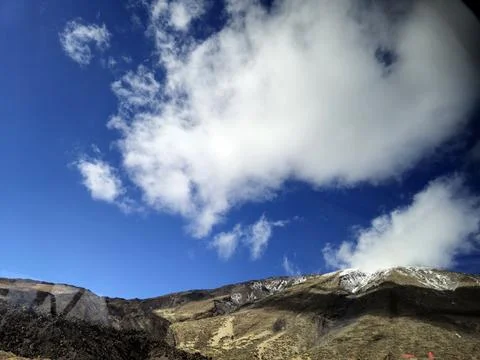 Mountain valley landscape under dramatic blue sky with clouds Foto stock