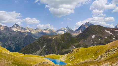 Mountain valley with small lake  under blue cloudy sky Vídeos de archivo 252766147