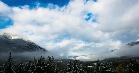Mountain Valley Time-lapse 4K Stockbeeldmateriaal 56106614