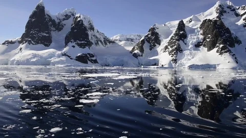 Mountain view in Antarctica 스톡 동영상 75363076