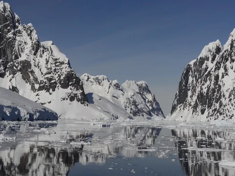 Mountain view in Antarctica 스톡 동영상 81317535