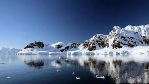 Mountain view in Antarctica 스톡 동영상 89606693