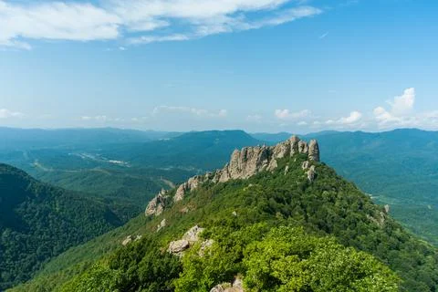 Mountain view with a background of bright sun and blue sky. view of Turkey mo 库存照片