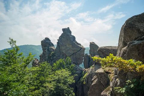 Mountain view with a background of bright sun and blue sky 库存照片