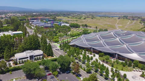 Mountain View California Aerial Pullback View of Modern Tech Campus 02 Stockbeeldmateriaal 335340511